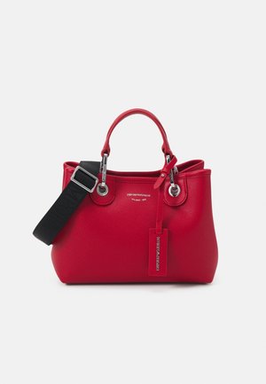 Bolso de mano de cuero rojo con asas cortas, correa negra ajustable y etiqueta y logo de la marca Emporio Armani en la parte delantera.