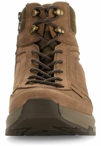 Botas de senderismo de ante marrón con ojales reforzados, cordones marrones y acentos de malla texturizada. La suela de goma cuenta con un diseño de tacos para mayor tracción.