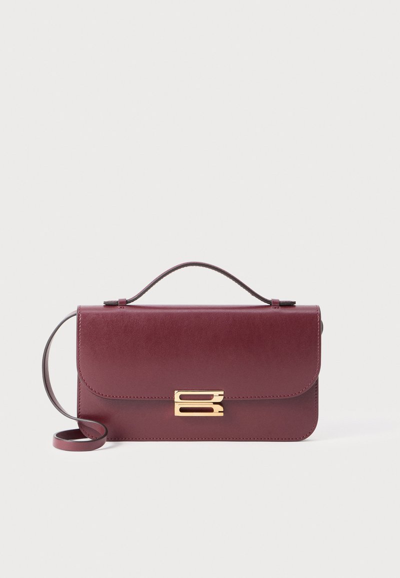 Γαλάζια τσάντα χιαστί από τεχνητό δέρμα με μπροστινή καπάκι, χρυσά αξεσουάρ, λαβή στο πάνω μέρος και αποσπώμενο λουράκι ώμου. Λείο υφή, ορθογώνιο σχήμα.