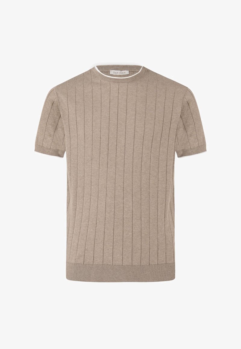 Suéter de punto beige de manga corta con patrón acanalado vertical, cuello redondo y dobladillo acanalado, colocado plano.