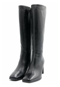 Cizme negre din piele până la genunchi, cu vârf pătrat, fermoar pe lateral și un toc înalt, gros. Textură netedă și siluetă elegantă.