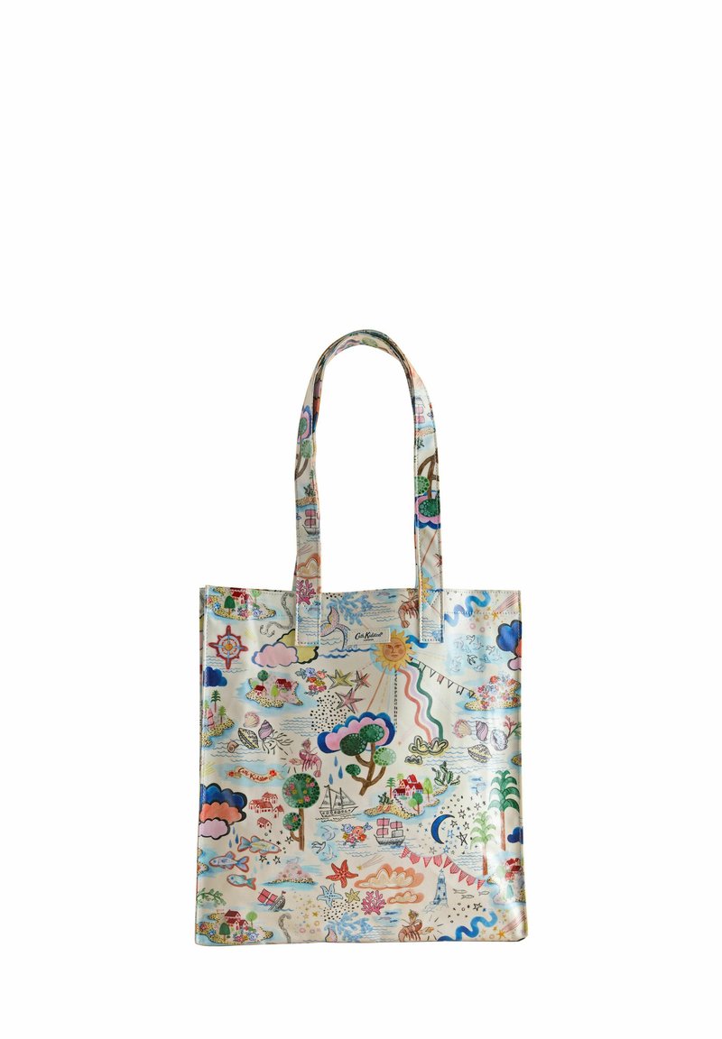Färgglad tote bag med en glänsande yta, som har olika mönster inklusive moln, träd och symboler. Dubbelhandtag och rektangulär form.