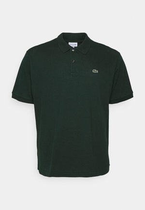 Polo shirt vert foncé à manches courtes avec col, patte de boutonnage à deux boutons et petit logo crocodile vert sur la poitrine gauche.