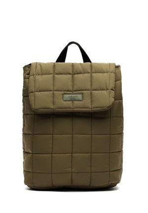 Zaino imbottito verde oliva scuro con chiusura a pattina, caratterizzato da una placca con logo, manico superiore e motivo a griglia cucita. Tessuto liscio.
