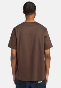 Bruine katoenen t-shirt met korte mouwen, in een relaxte pasvorm, ronde hals en zonder zichtbare graphics of patronen. Eenvoudig, effen ontwerp.