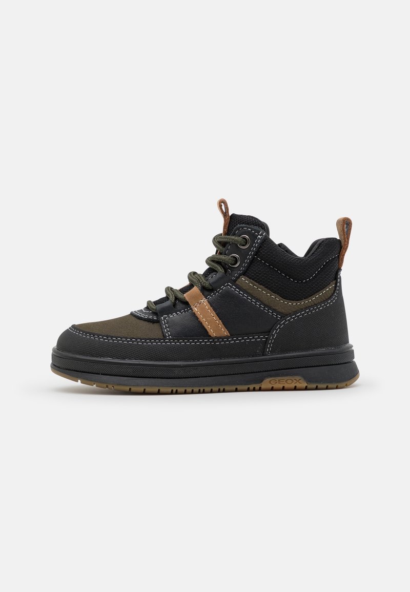Baskets montantes noires et marron avec fermeture à lacets, col rembourré à la cheville et semelle en caoutchouc avec logo de la marque sur le côté.