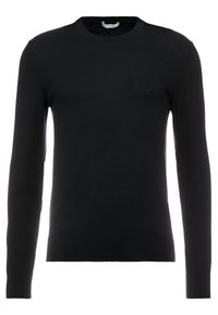 Czarny sweter z długim rękawem wykonany z materiału o drobnym splocie. Posiada okrągły dekolt oraz subtelny detal z logo na klatce piersiowej.