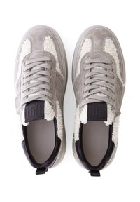 Graue Wildledersneaker mit weißen strukturierten Akzenten, flachen Schnürsenkeln und einem schwarzen Patch auf der Zunge. Abgerundete Spitze und gepolsterter Kragen.