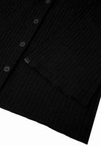 Zwarte geribbelde cardigan met ronde halslijn, voorzien van zes knoopsluitingen en een licht gegolfde zoom. Zachte gebreide textuur.