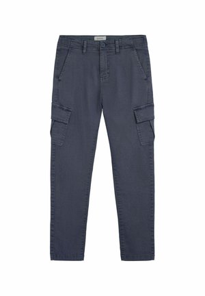 Pantalones cargo en tejido gris oscuro, con múltiples bolsillos laterales, cierre de botón y diseño de pierna recta. Textura suave en toda la prenda.