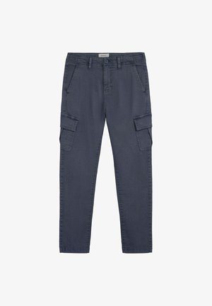 Witte t-shirt met korte mouwen en blauwe grafische print, gecombineerd met donkergrijze cargobroek met zakken en schoenen met blauwe accenten.