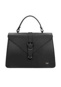 Černá kožená kabelka se strukturovaným designem, horní rukojetí, klopou se zavíráním na kovovou sponu a logovým štítkem na přední straně.