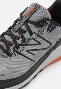 New Balance NITREL V5  - Zapatillas de trail running - shadow grey