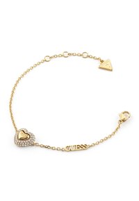 Bracciale in catena d'oro con ciondolo a forma di cuore decorato con strass e un logo, insieme a un tag triangolare. Chiusura regolabile per una vestibilità adatta.