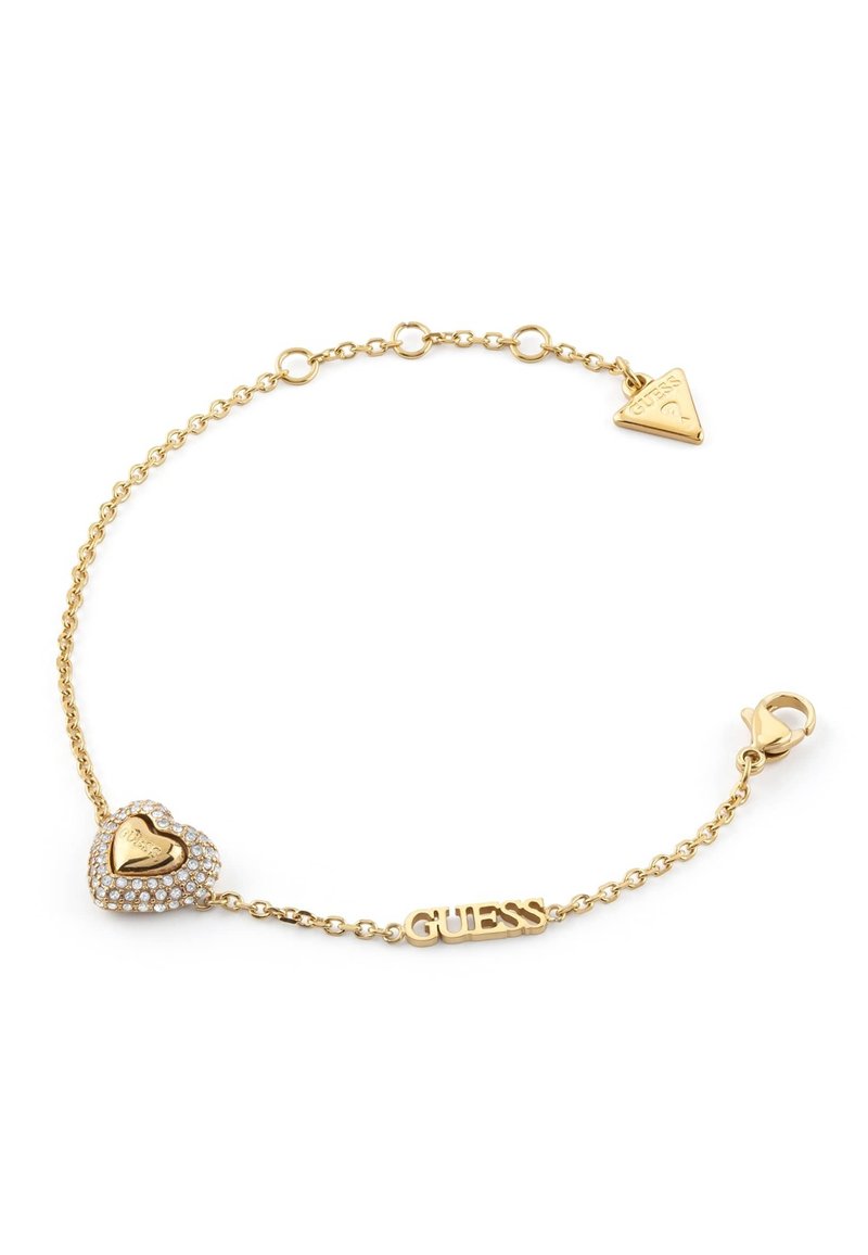 Bracciale in catena d'oro con ciondolo a forma di cuore decorato con strass e un logo, insieme a un tag triangolare. Chiusura regolabile per una vestibilità adatta.