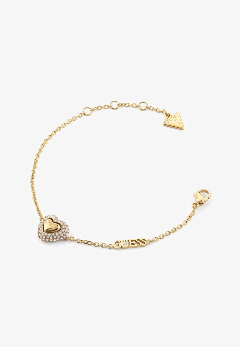 Bracciale in catena d'oro con ciondolo a forma di cuore decorato con strass e un logo, insieme a un tag triangolare. Chiusura regolabile per una vestibilità adatta.