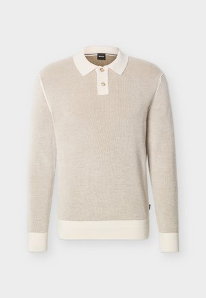 Μπεζ μακρυμάνικη πλεκτή μπλούζα πόλο με λευκό γιακά, δύο κουμπιά και ριμπ μανσέτες και τελείωμα.