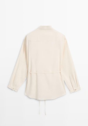 Beige blouse met lange mouwen, kraag, naad op de rug met inset, knoopsluiting op de manchetten en een taillekoord, afgebeeld op een witte achtergrond.