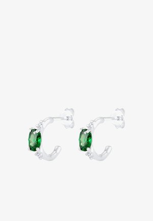 Boucles d'oreilles créoles en argent avec des pierres précieuses ovales vertes et de petites pierres claires en accent, avec fermoirs papillon.