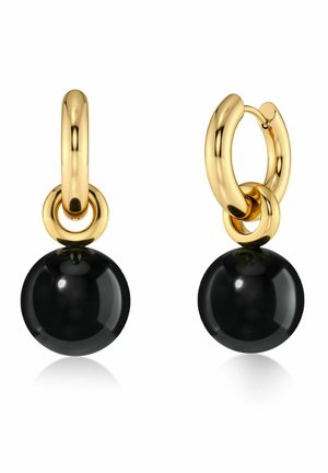 Złote kolczyki koła z małym pierścieniem podporowym i dużymi błyszczącymi czarnymi kulistymi koralikami wiszącymi poniżej.