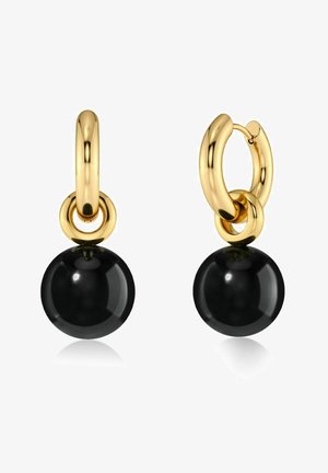 Złote kolczyki koła z małym pierścieniem podporowym i dużymi błyszczącymi czarnymi kulistymi koralikami wiszącymi poniżej.