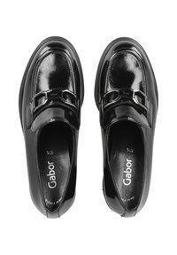Zwarte lakleren loafers met een glanzende afwerking, voorzien van een decoratieve metalen schakel op de voorkant en een ronde neusdesign.