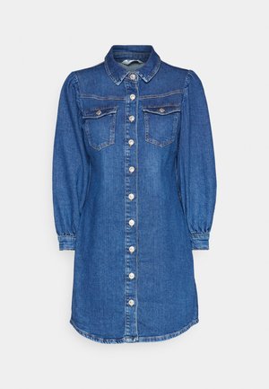 Denim obleka s kragnastim izrezom, dolgimi napihnjenimi rokavi, dvema žepoma na prsih, gumbi po sprednji strani in ukrivljenim robom v temno modri barvi.