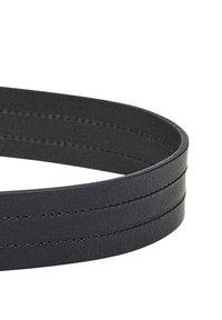 Correa de cuero negro con textura suave y tres líneas de costura paralelas, de forma redonda y ancho uniforme en toda su longitud.