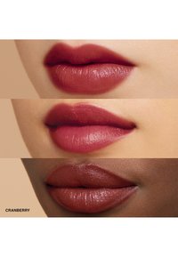 Drei Nahaufnahmen von Lippen, die unterschiedliche Farbtöne von Cranberry zeigen, mit glatten Texturen und definierten Formen, in sattem Rot, mattem und glänzendem Finish.