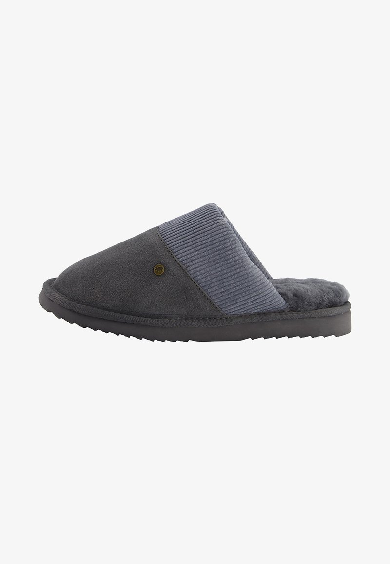 Grijze suède slipper met een ribbeltextiel bovenwerk, zachte voering en rubberen zool. Heeft een ronde neus en subtiele branding aan de zijkant.