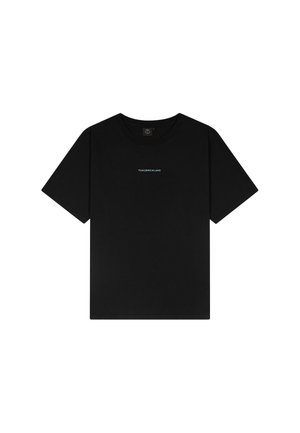 Schwarzes kurzärmeliges T-Shirt mit dem Text "TOMORROWLAND" in kleinen weißen Buchstaben zentriert auf der Brust.