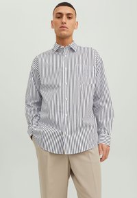 Jack & Jones JORBILL OVERSIZE UNISEX - Camisa - bright white stripe