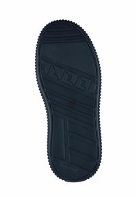 Schwarze Gummisohle mit strukturierten Oberflächen, die horizontale Rillen und rhombusförmige Akzente für Traktion und Langlebigkeit aufweist.