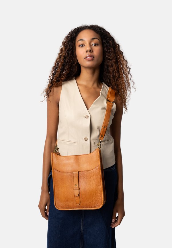 JUNA BIG - Umhängetasche - burned tan