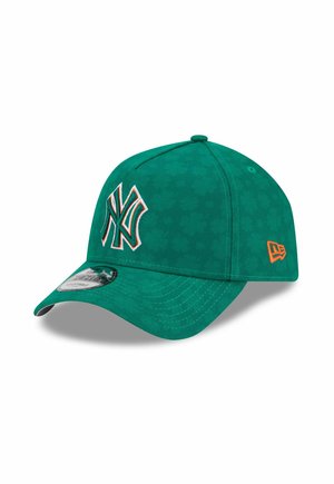 Casquette de baseball verte avec une finition texturée, ornée d'un logo brodé blanc et orange à l'avant et d'un petit accent logo sur le côté.