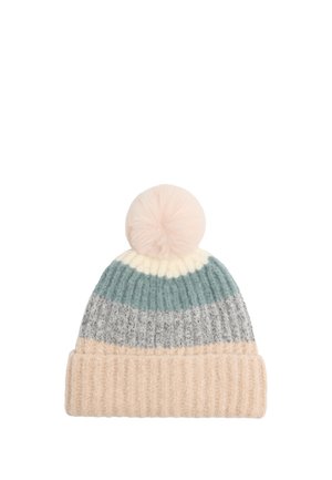 Gorro de invierno tejido suave con textura acanalada, con rayas en beige, gris, azul y crema, rematado con un gran pompón beige y esponjoso.