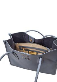 Borsa a tracolla in pelle grigia con manici doppi, tasca interna con zip e hardware dorato. Presenta un rivestimento beige e un dettaglio con logo in rilievo.
