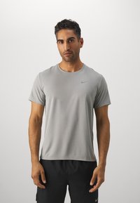 Nike Performance - MILER - Spordi T-särk - grey fog/particle grey Väikepilt 1