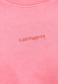 Ροζ υφασμάτινο με ραβδώσεις και μικρό, κεντημένο λογότυπο "carhartt" στο κέντρο κάτω από στρογγυλή λαιμόκοψη.