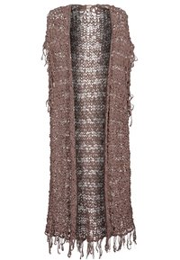 Brun virkad väst med öppen front, som har ett löst väv, långa fransar i kanten och ett lätt, texturerat tyg.
