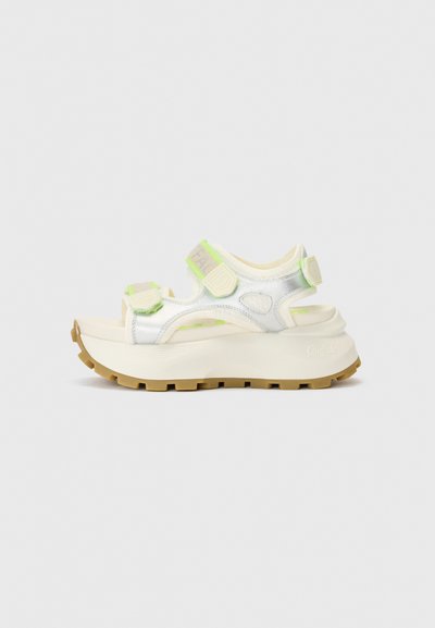 MANHATTEN - Sandales à plateforme - white/silver/green