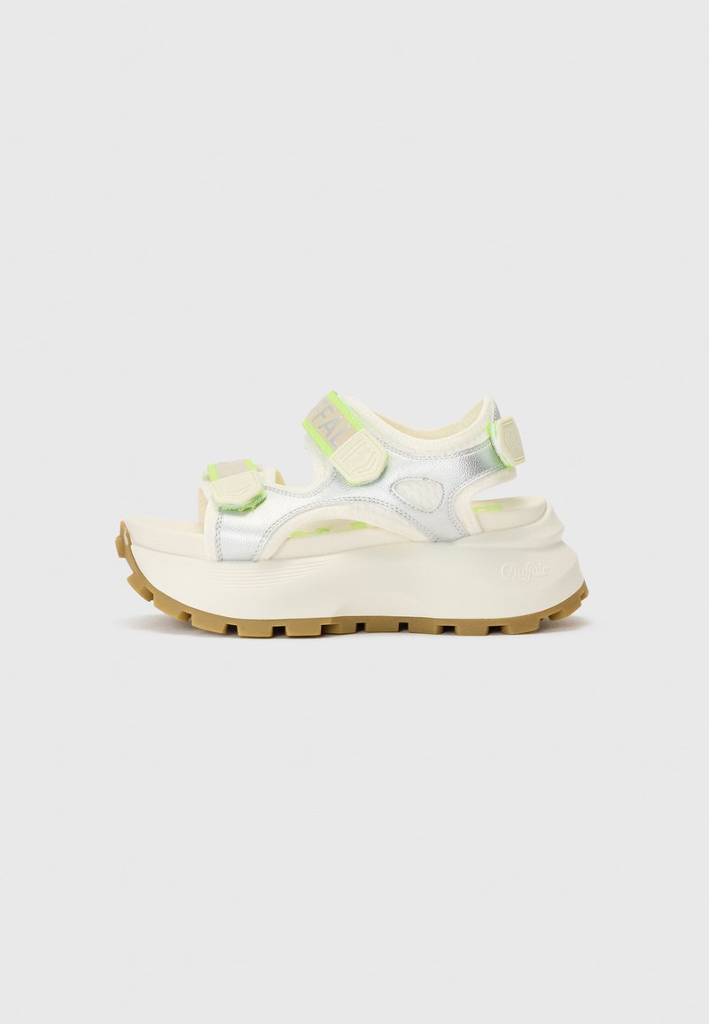 Sandalo con suola spessa e parte superiore in argento metallico. Presenta dettagli verde neon e cinturini regolabili per una vestibilità sicura.