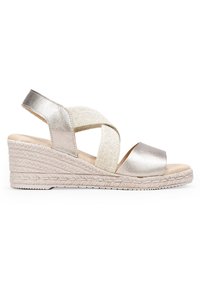 Sandalias de cuña con cuero plateado y correas de tela crema texturizada en cruz, tacón de cuña envuelto en yute y plantilla acolchada.