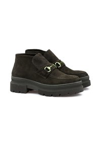 Bottines en suede vert foncé avec une semelle en caoutchouc texturé, présentant un accent en boucle métallique contrastante à l'avant.