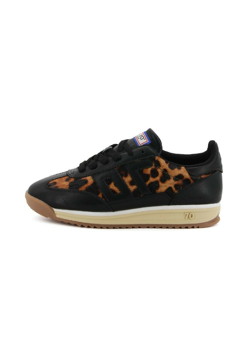 Sneaker nera e con stampa leopardata con tomaia in pelle e camoscio, punta rotonda, chiusura con lacci e suola in gomma beige con dettagli del logo.