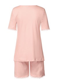 Rosafärgad loungemössa som inkluderar en kortärmad topp med scallopedkanter och matchande shorts, tillverkad av mjukt och lätt material.