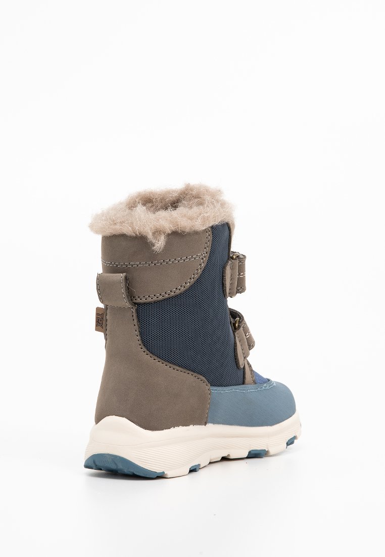 Winterschuh für Kinder mit blauer Stoffoberfläche und grauen Wildleder-Panels, weißer Sohle, zwei Klettverschlüssen und beige Kunstfell-Futter am oberen Rand.