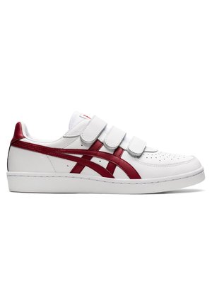 Hvid sneaker med tre hvide velcrolukninger og røde striber langs siden og på hælen bagpå.