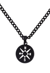 Zwarte metalen ketting met een ronde kompaspendant voorzien van uitgesneden richtingmarkers (N, O, Z, W) en een gestructureerde ketting.