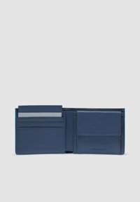 Billetera de cuero azul marino con diseño bifold, que cuenta con múltiples ranuras para tarjetas, un compartimento para billetes y un bolsillo para monedas con botón a presión.